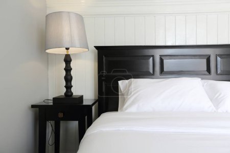 Téléchargez les photos : Intérieur d'une chambre d'hôtel de luxe avec lit double - en image libre de droit
