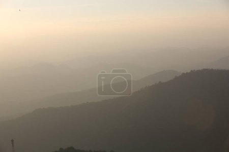 Foto de Hermoso fondo natural. montañas durante el amanecer - Imagen libre de derechos