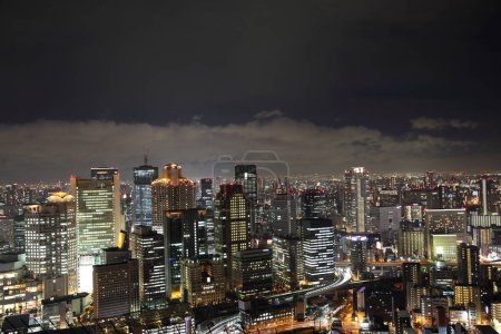 Téléchargez les photos : "Osaka ville au Japon paysage urbain à vue de nuit
" - en image libre de droit