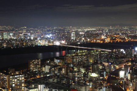 Téléchargez les photos : "Osaka ville au Japon paysage urbain à vue de nuit
" - en image libre de droit