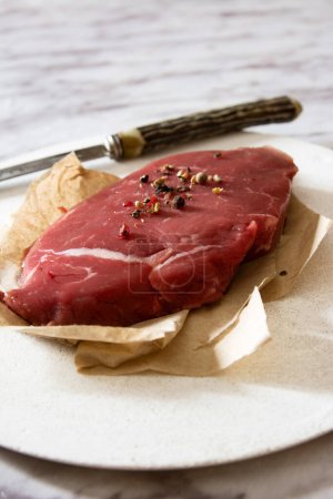 Téléchargez les photos : Filet de bœuf cru aux grains de poivre
. - en image libre de droit