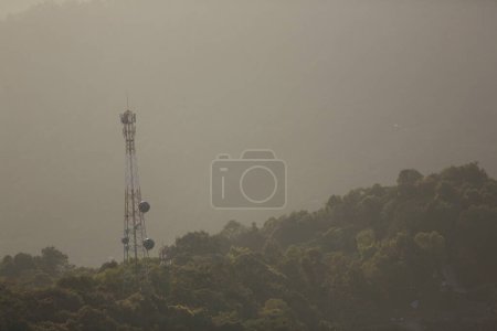 Téléchargez les photos : Antenne téléphonique sur montagne avec lever de soleil - en image libre de droit