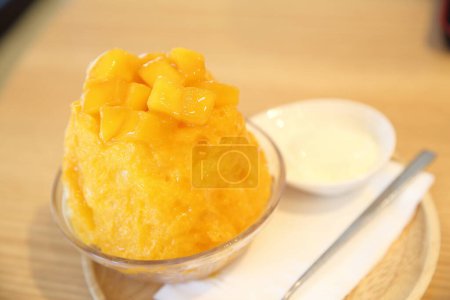 Téléchargez les photos : Nourriture sucrée japonaise, glace rasée à la mangue - en image libre de droit