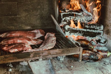 Foto de "trozos de carne cocinados en la parrilla" - Imagen libre de derechos