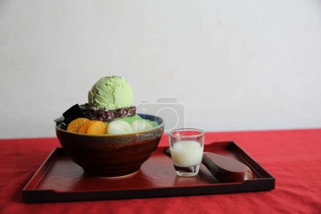 Téléchargez les photos : Thé vert japonais glace rasée - en image libre de droit