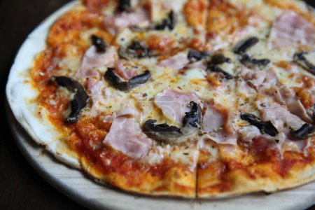 Foto de Primer plano de jamón de pizza y champiñones en madera - Imagen libre de derechos