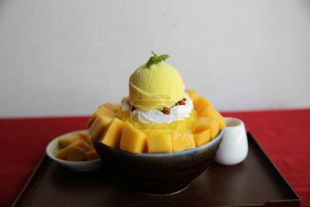 Téléchargez les photos : Dessert glacé rasé à la mangue fraîche - en image libre de droit