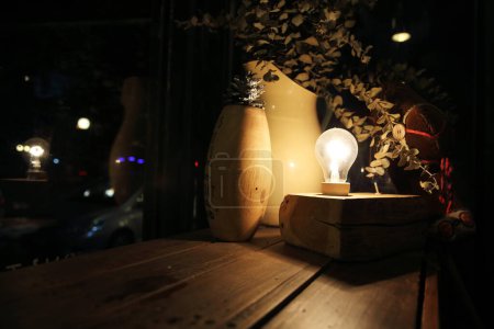 Téléchargez les photos : Décor de lampe dans la chambre noire - en image libre de droit
