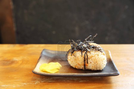 Téléchargez les photos : Grill onigiri, cuisine asiatique - en image libre de droit