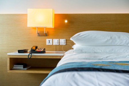 Téléchargez les photos : Une lampe de chambre d'hôtel pour les vacances - en image libre de droit