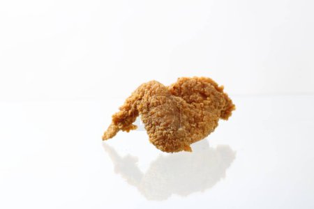 Téléchargez les photos : Aile de poulet frit isolé sur fond blanc - en image libre de droit