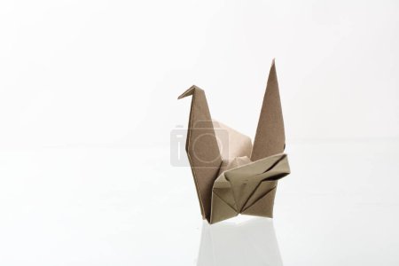 Foto de Papel de pájaro de origami mediante papel reciclado aislado sobre fondo blanco - Imagen libre de derechos