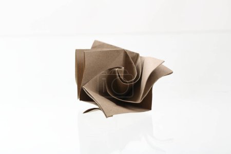 Foto de Origami rosa flor papeleo por reciclar papel - Imagen libre de derechos