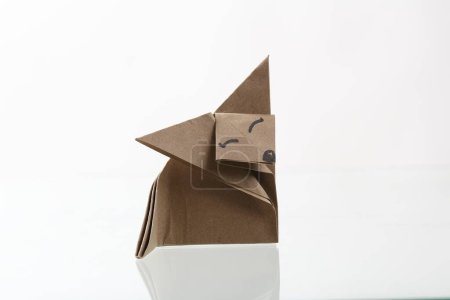Foto de Papel de zorro origami por papel reciclado aislado en fondo blanco - Imagen libre de derechos