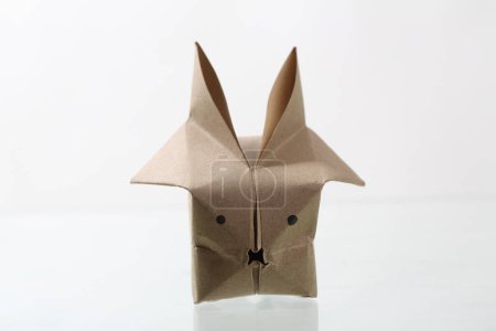 Foto de Papel de conejo de origami por papel reciclado aislado sobre fondo blanco - Imagen libre de derechos