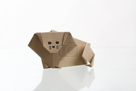 Foto de Origami artesanía de papel de león por reciclar papel aislado en fondo blanco - Imagen libre de derechos