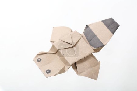Téléchargez les photos : Origami oiseau en papier sur fond blanc - en image libre de droit