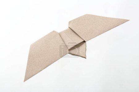 Foto de Papel de pájaro de origami por papel reciclado aislado en blanco - Imagen libre de derechos