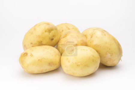 Téléchargez les photos : Pommes de terre sur le fond blanc - en image libre de droit
