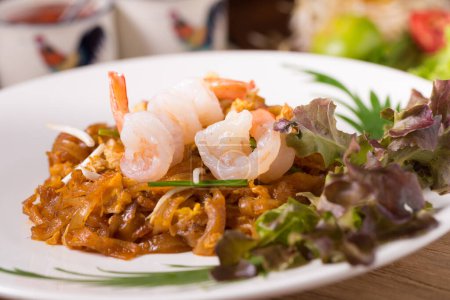 Téléchargez les photos : Nouilles frites style thaï aux crevettes Mélanger les nouilles aux crevettes - en image libre de droit