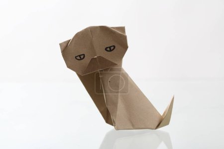 Téléchargez les photos : Papier Origami pour chien par du papier recyclé isolé en fond blanc - en image libre de droit