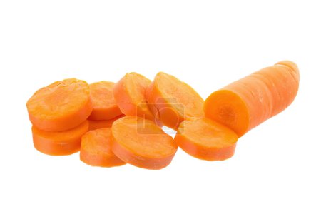 Téléchargez les photos : "carottes fraîches avec des tranches de carotte sur le fond blanc" - en image libre de droit