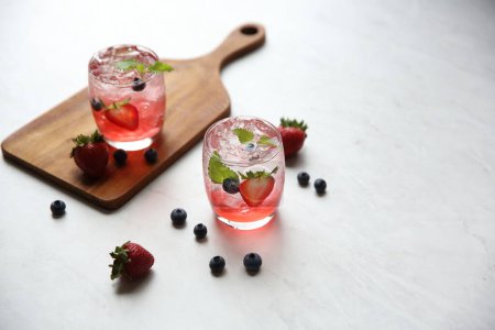 Téléchargez les photos : Cocktail de jus de fraise avec glace et menthe sur ton blanc - en image libre de droit