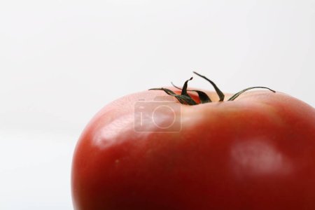 Téléchargez les photos : Tomate isolée en fond blanc - en image libre de droit