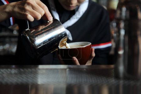 Foto de Barista Café Preparación de café en la cafetería de tono oscuro - Imagen libre de derechos