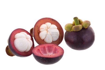 Téléchargez les photos : Fruits mûrs de mangoustan isolés sur fond blanc - en image libre de droit