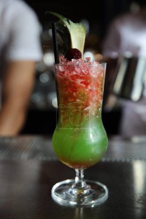 Téléchargez les photos : Un verre de cocktail sur la table - en image libre de droit