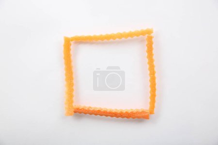Foto de "Palitos de zanahoria rebanada con espacio cuadrado para el texto aislado en blanco
" - Imagen libre de derechos