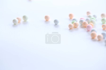 Téléchargez les photos : Boule de mousse colorée isolée en fond blanc - en image libre de droit