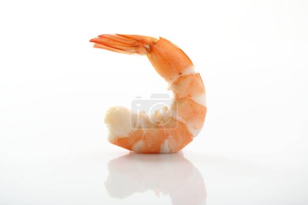 Téléchargez les photos : Crevettes bouillies isolées en fond blanc - en image libre de droit