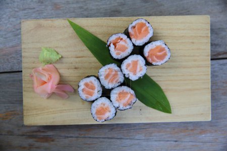 Téléchargez les photos : Une photo de cuisine de rouleau de sushi - en image libre de droit