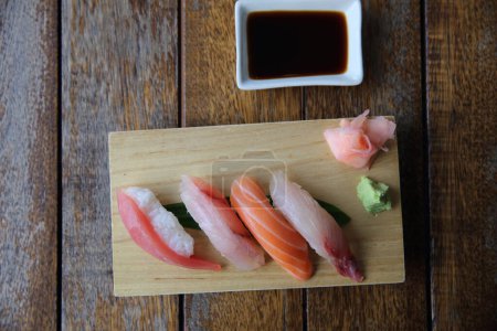 Foto de Rollos de sushi tradicionales japoneses con salmón, jengibre, salsa de soja - Imagen libre de derechos