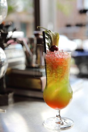 Téléchargez les photos : Cocktail sur le comptoir d'un bar - en image libre de droit
