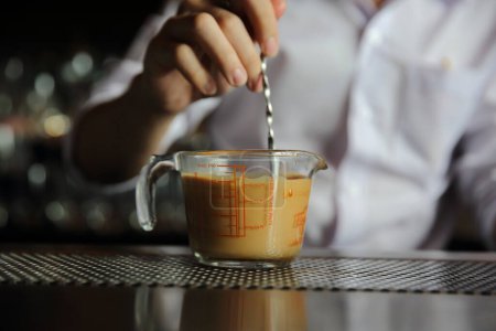Téléchargez les photos : Barista faire latte dans un café, fermer - en image libre de droit