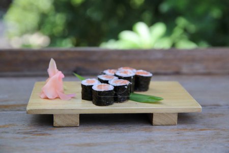 Téléchargez les photos : Set de sushis traditionnels japonais - en image libre de droit
