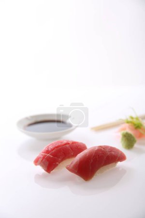 Foto de Sushi de atún aislado en fondo blanco - Imagen libre de derechos