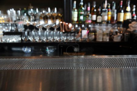 Téléchargez les photos : Comptoir de bar vide au restaurant - en image libre de droit