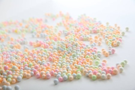 Foto de Bolas de espuma de colores aislados en fondo blanco - Imagen libre de derechos