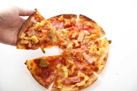 Téléchargez les photos : Pizza, poulet poivre vert ananas à la main isolé sur blanc - en image libre de droit