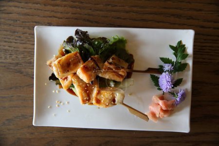 Téléchargez les photos : Bâton de saumon grillé, Saumon teriyaki, Nourriture japonaise - en image libre de droit