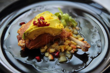Téléchargez les photos : Confit de canard dans la nourriture ton noir - en image libre de droit