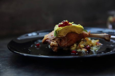 Téléchargez les photos : Confit de canard dans la nourriture ton noir - en image libre de droit