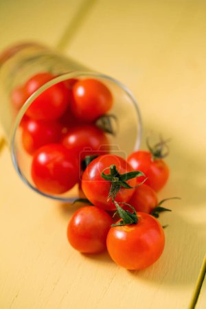 Foto de Tomates frescos. Concepto de comida saludable. sobre fondo de mesa amarillo - Imagen libre de derechos
