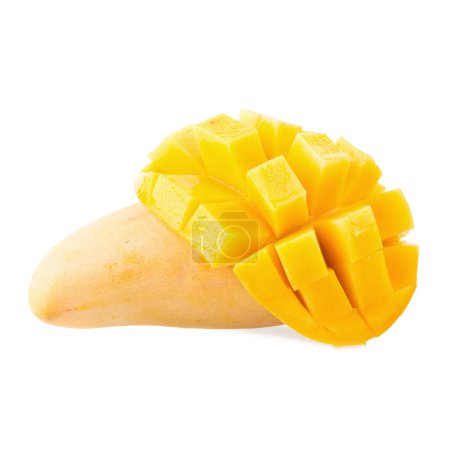 Foto de Cubos de mango y fruta de mango sobre fondo blanco - Imagen libre de derechos