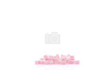 Téléchargez les photos : Guimauve rose Coeur isolé en fond blanc - en image libre de droit