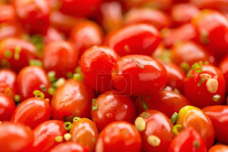 Foto de Revuelva la cereza de tomate dulce frita en la sartén - Imagen libre de derechos